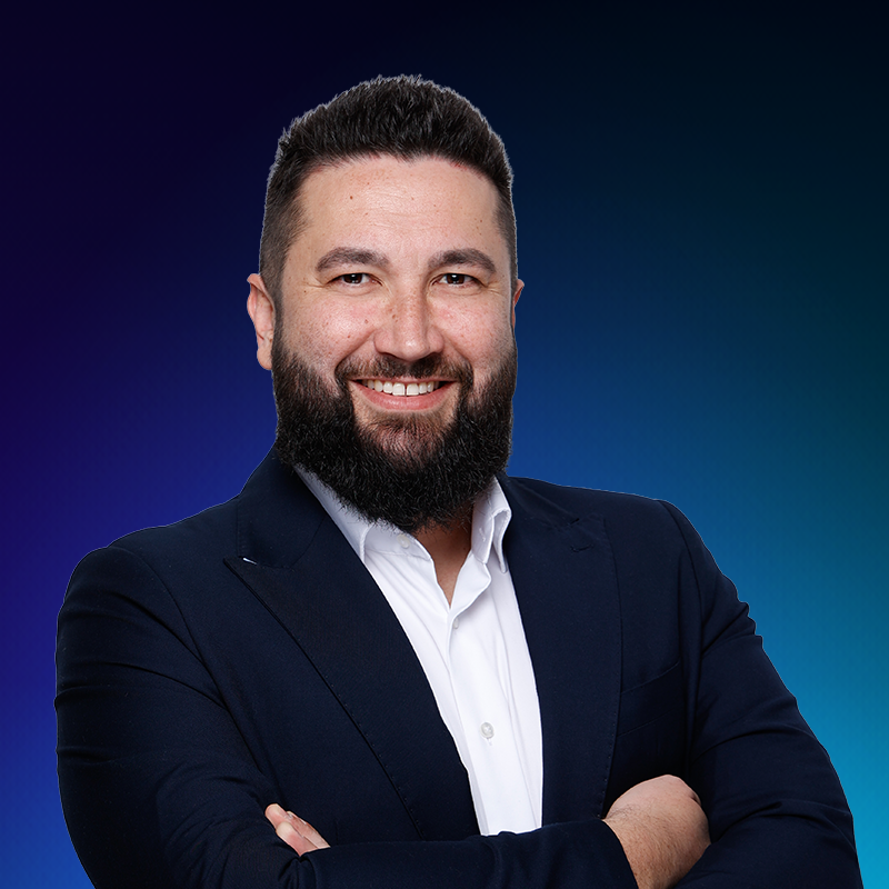 Viktor_Kurz_blauer_Hintergrund